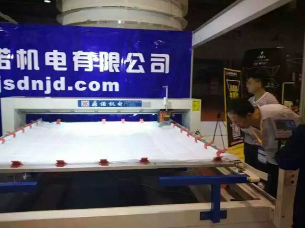 客戶(hù)仔細(xì)研究機(jī)器